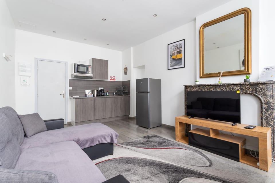 TV and multimedia, Kitchen or kitchenette, Living room, Seating area, stove