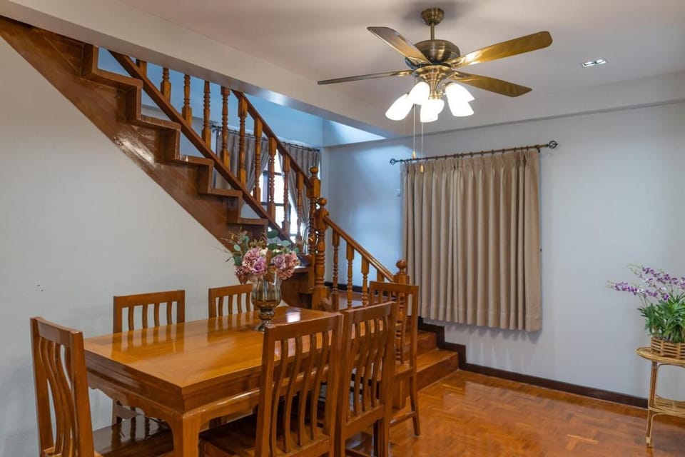 Standalone 3 bedroom 160 sqm villa with huge front and back yard, next to the internet-famous park in the ancient city Apartment in Chiang Mai