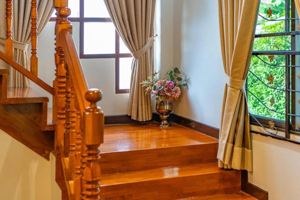 Standalone 3 bedroom 160 sqm villa with huge front and back yard, next to the internet-famous park in the ancient city Apartment in Chiang Mai