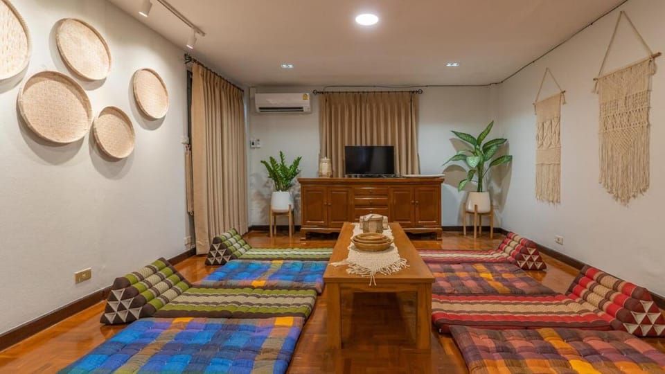 Standalone 3 bedroom 160 sqm villa with huge front and back yard, next to the internet-famous park in the ancient city Apartment in Chiang Mai