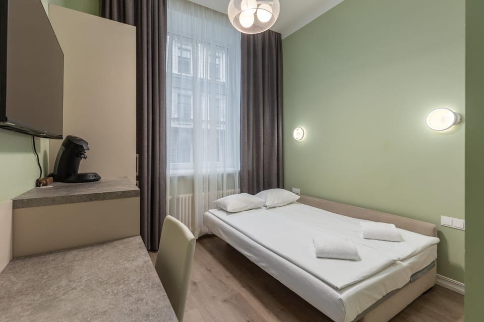 Bed, Living room, Photo of the whole room, towels