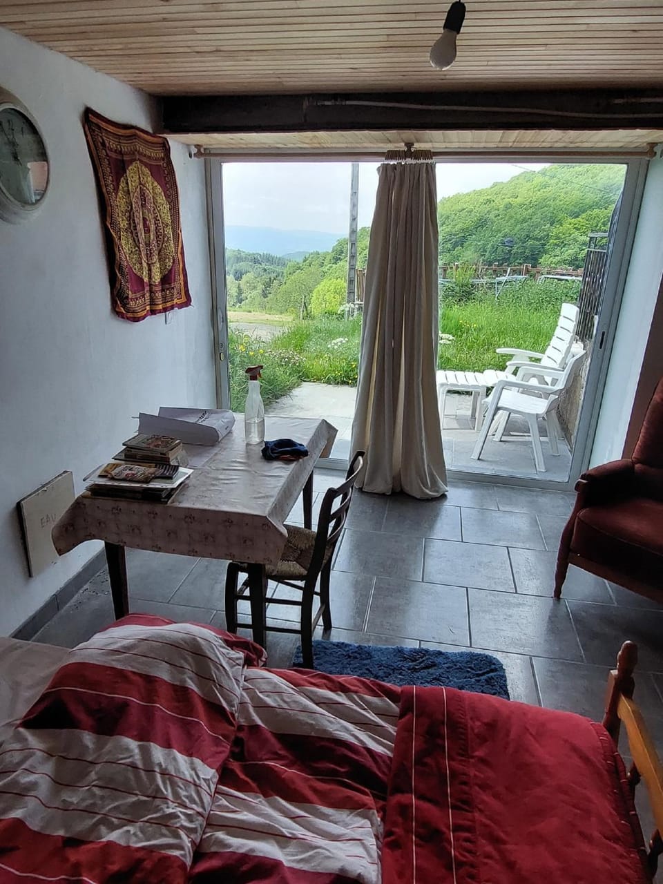 chambre basique, endroit magique Vacation rental in Auvergne-Rhône-Alpes