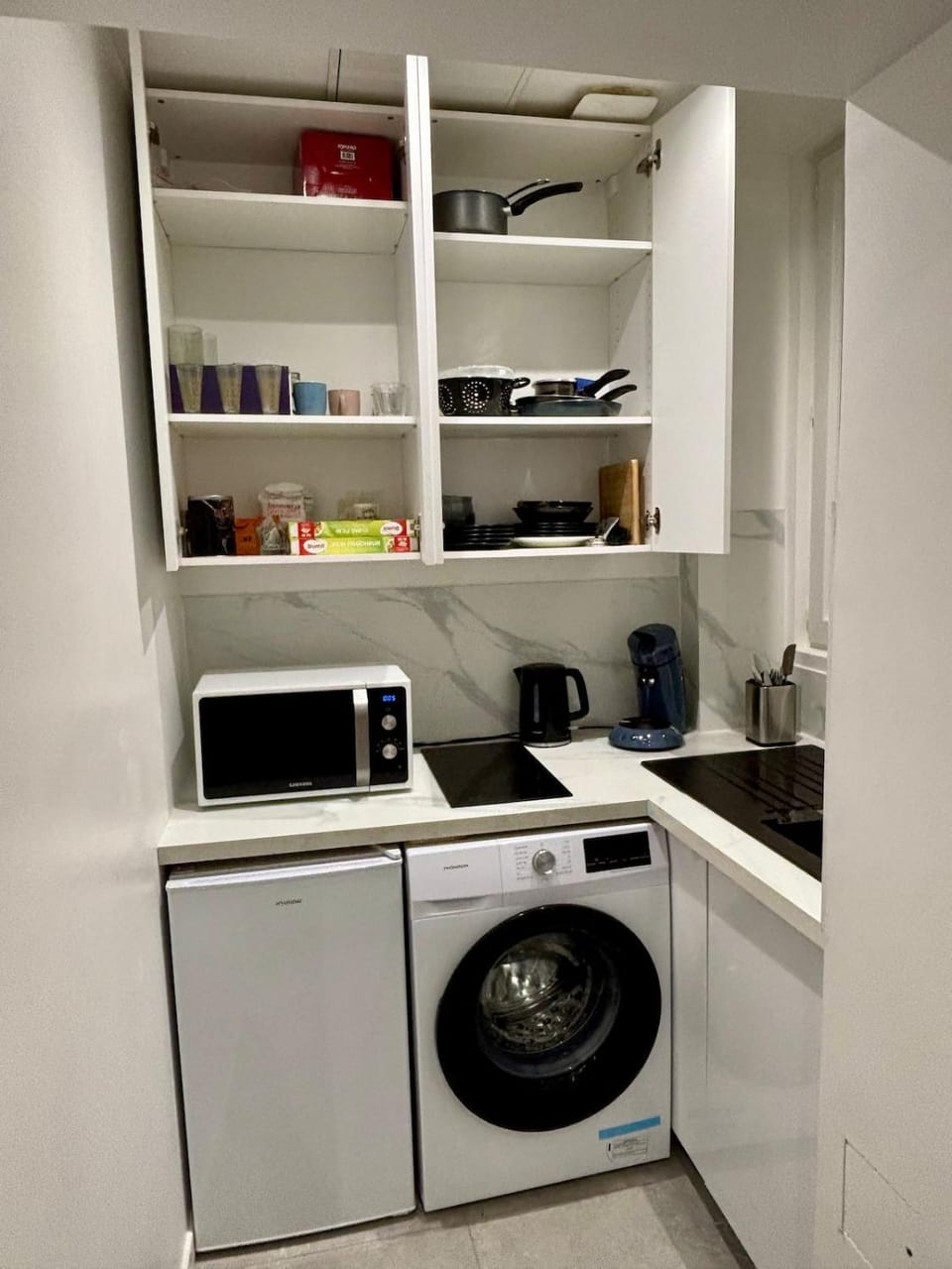 Kitchen or kitchenette, dishwasher, oven