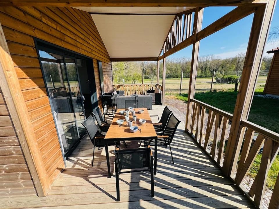 Magnifique chalet climatisé avec jardin adapté PMR Chalet in Giffaumont-Champaubert