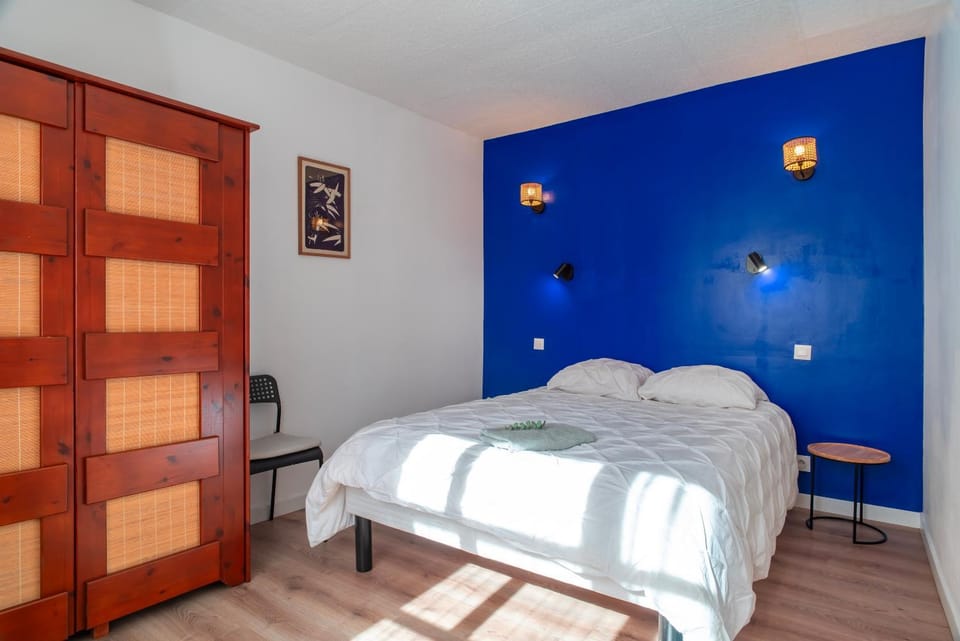 Photo of the whole room, Bedroom