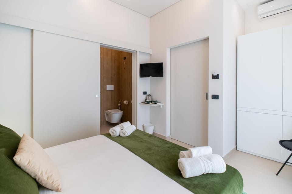 Bed, TV and multimedia, Photo of the whole room, towels