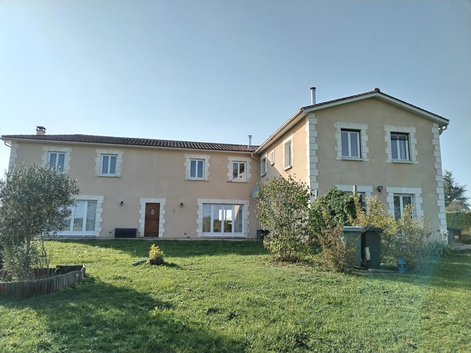 Le Clos de Bourdeilles chambre 1 avec wifi Bed and Breakfast in Nouvelle-Aquitaine