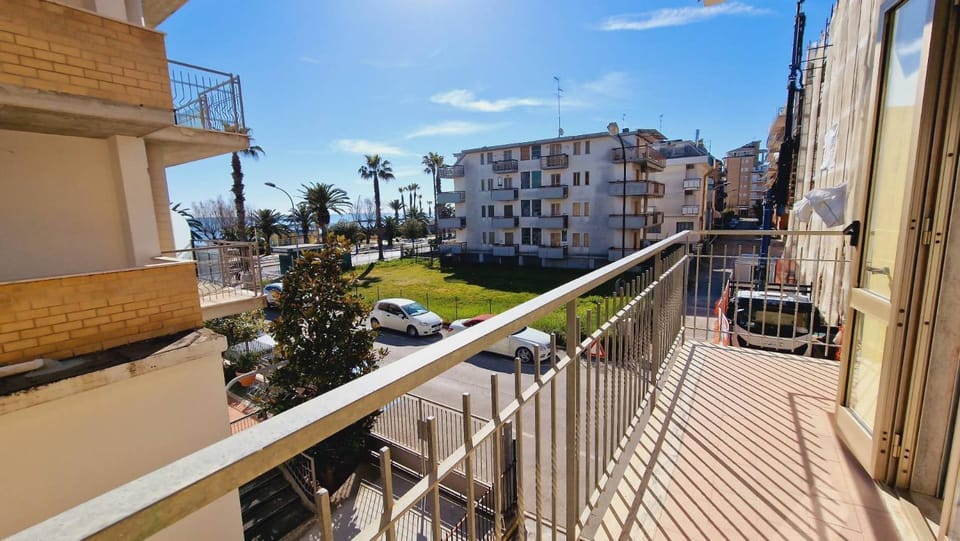 Property building, Balcony/Terrace, Street view
