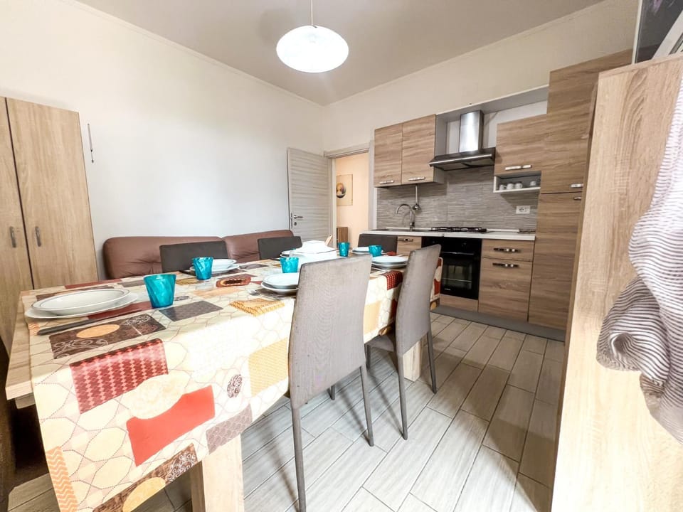 Kitchen or kitchenette, Seating area, Dining area