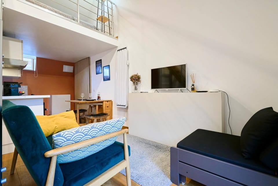 TV and multimedia, Kitchen or kitchenette, Living room, Seating area