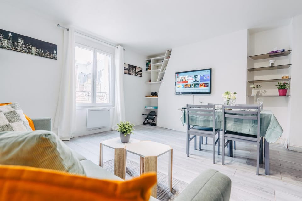 Communal lounge/ TV room, TV and multimedia, Living room, Seating area, Dining area