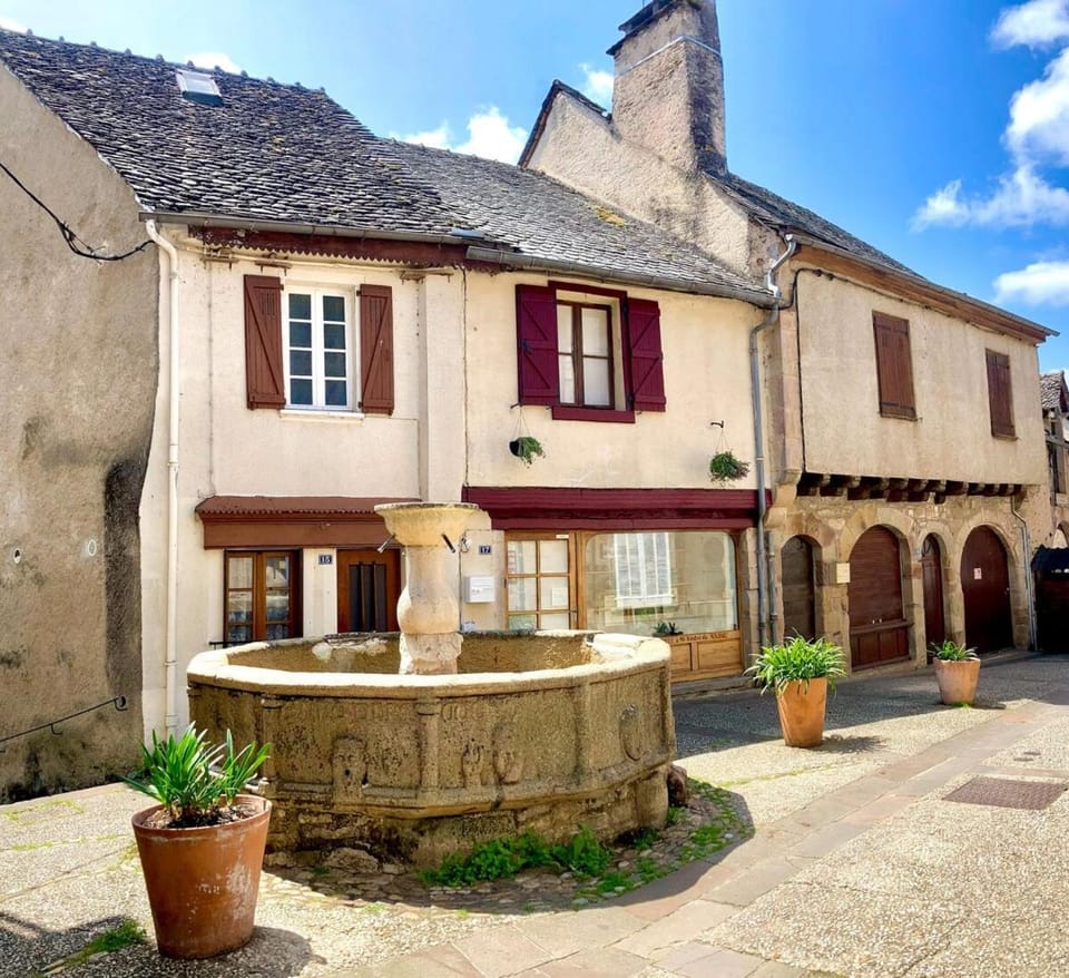 Landmark view, Street view