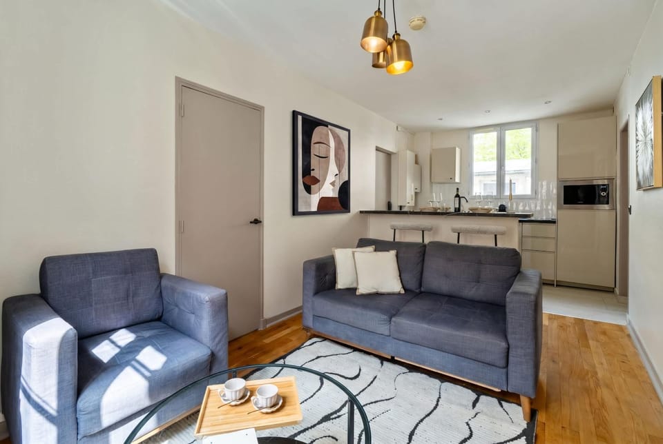 Kitchen or kitchenette, Living room, Seating area, Dining area, stove