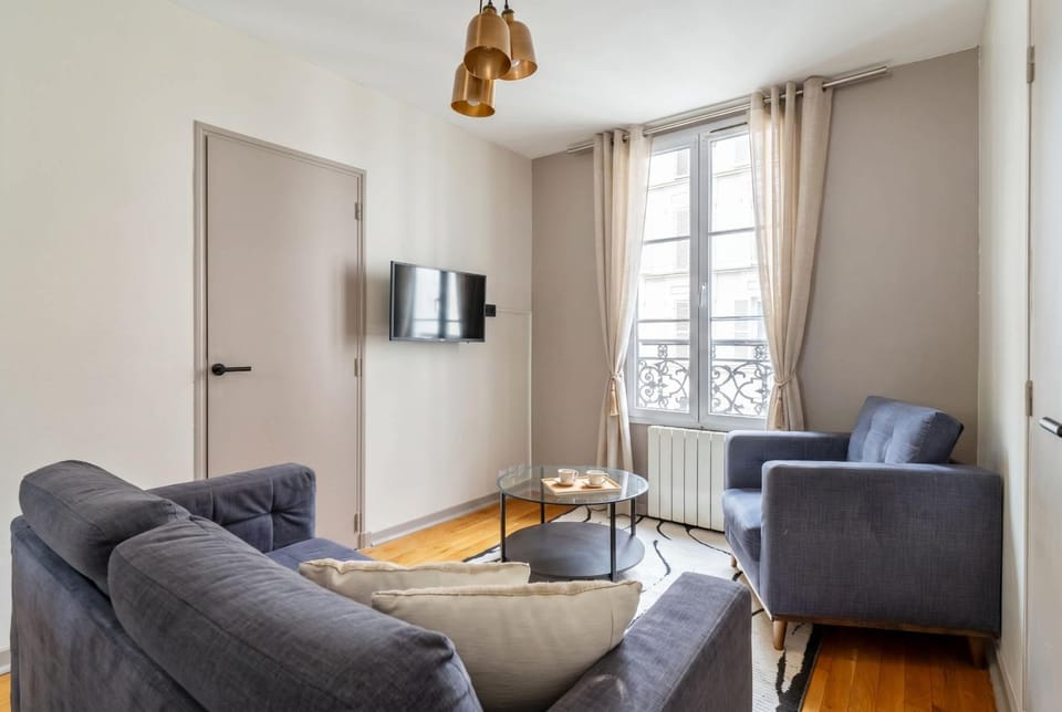 TV and multimedia, Coffee/tea facilities, Living room, Seating area, storage, wardrobe
