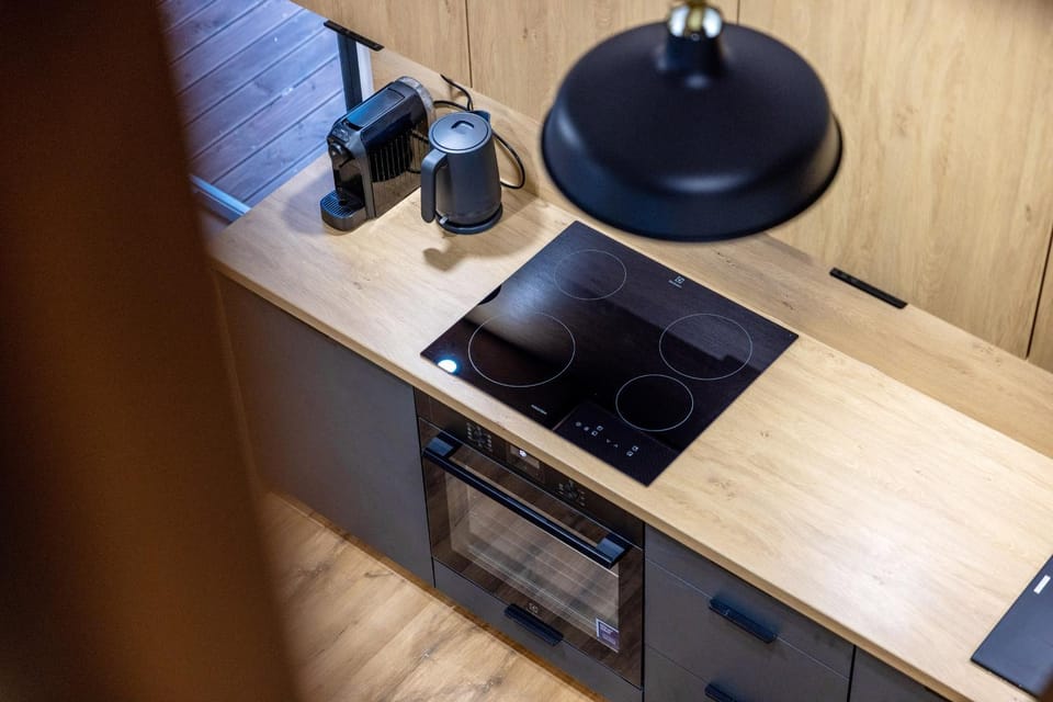Coffee/tea facilities, Kitchen or kitchenette, stove