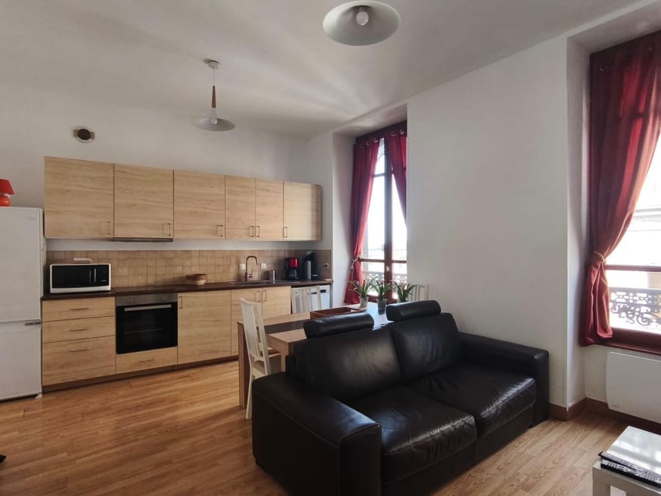 Kitchen or kitchenette, Dining area, stove