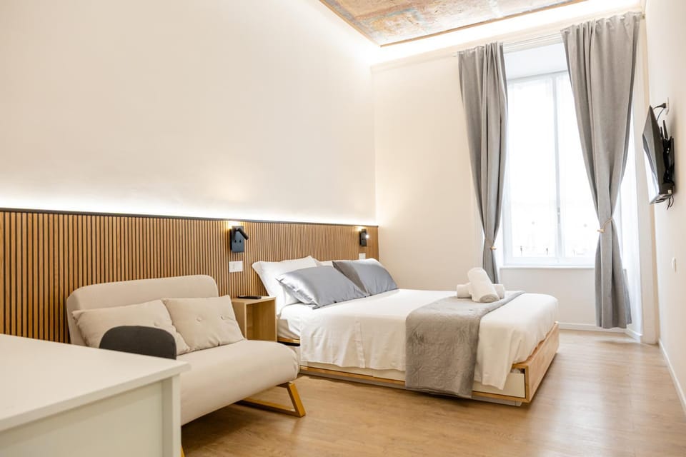 Bed, TV and multimedia, Living room, Photo of the whole room, Seating area, Bedroom, towels