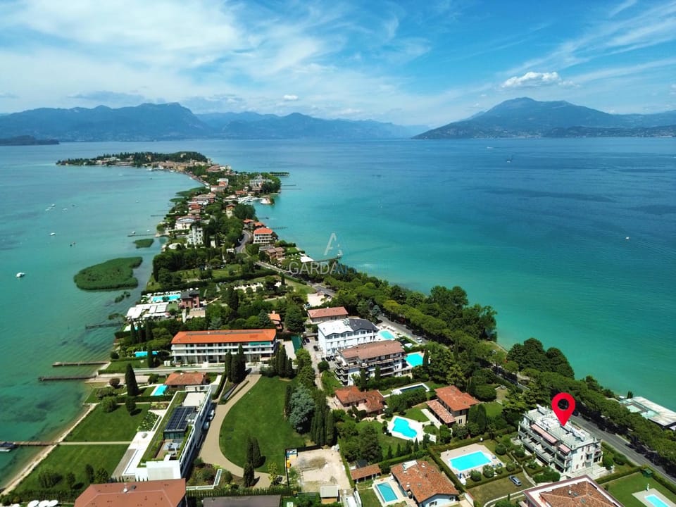 Neighbourhood, Bird's eye view, Lake view
