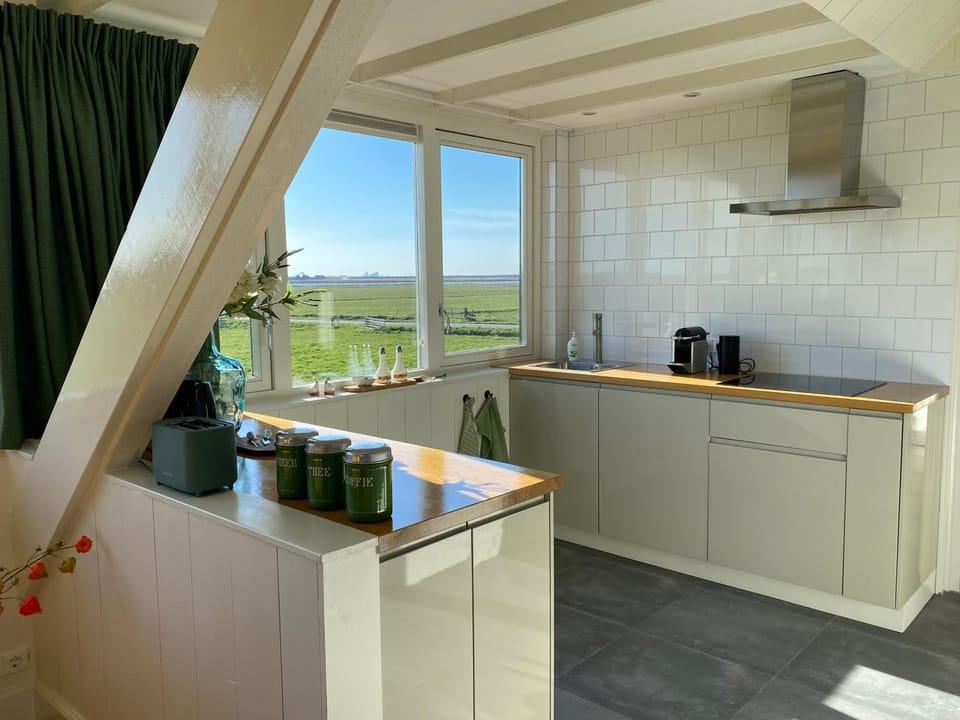 Coffee/tea facilities, Kitchen or kitchenette, stove, toaster, kitchen