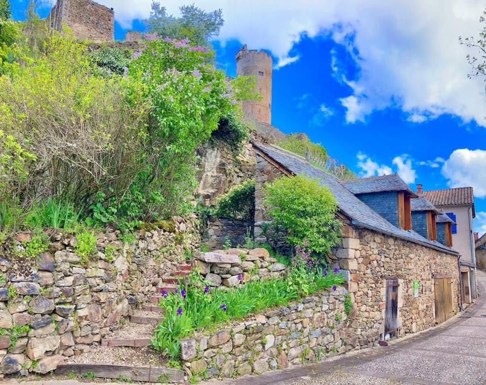 Property building, Spring, Day, Natural landscape, Landmark view