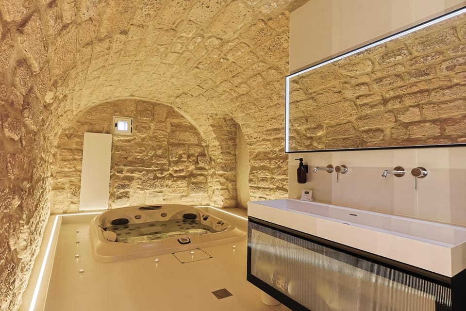 Hot Tub, Bathroom