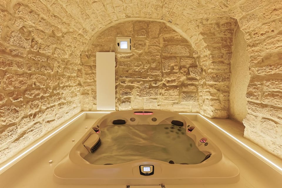 Hot Tub, Bathroom