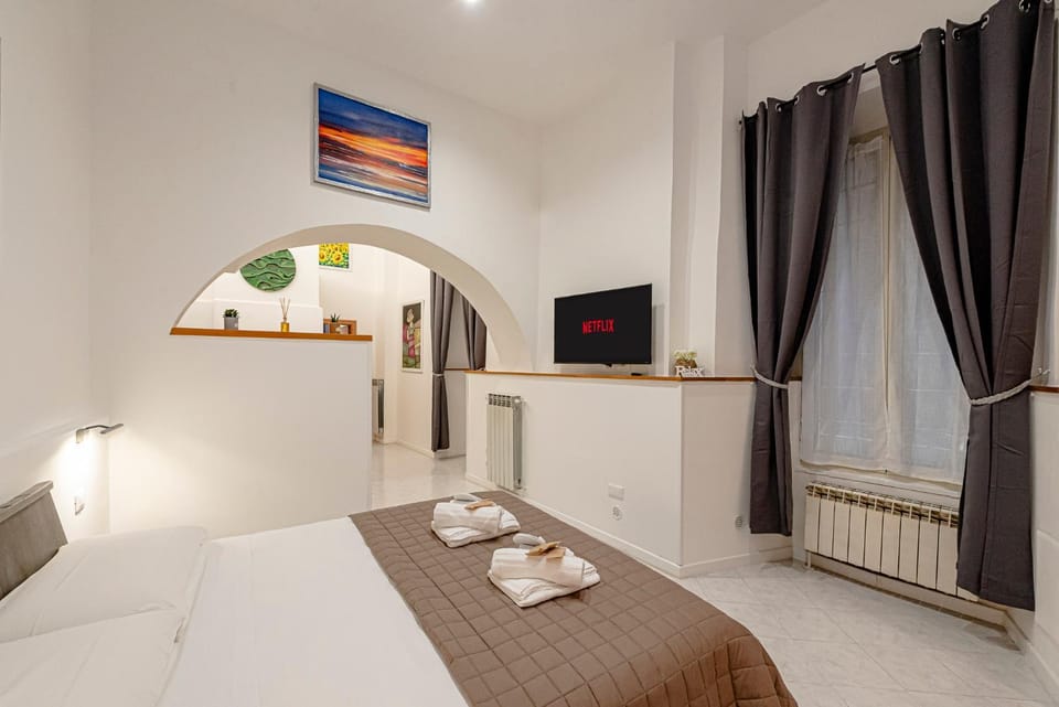 Bed, TV and multimedia, Photo of the whole room, Bedroom