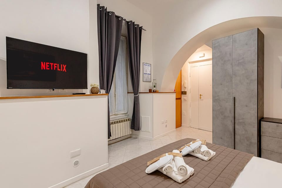 Bed, TV and multimedia, Bedroom, wardrobe