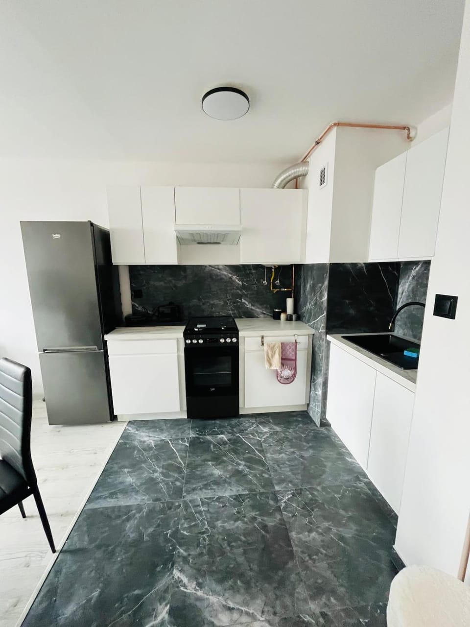 Kitchen or kitchenette, oven