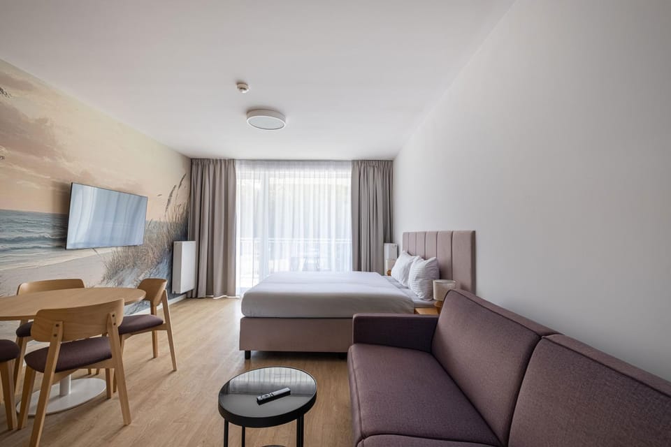 TV and multimedia, Seating area, Bedroom