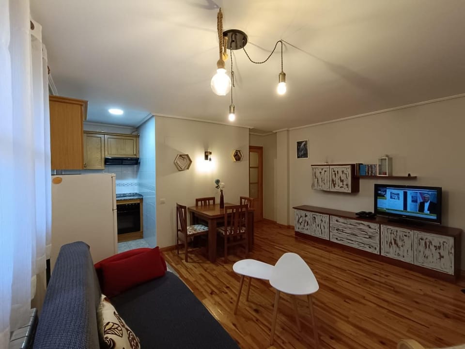 Living room, Photo of the whole room, Dining area, oven, toaster