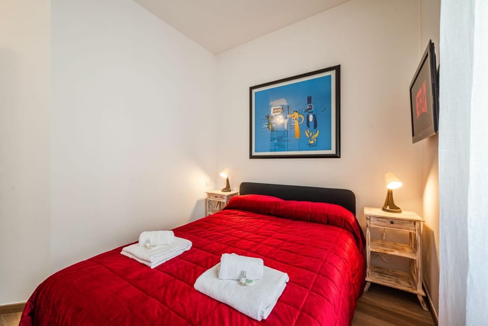 Bed, TV and multimedia, Photo of the whole room, Bedroom, towels