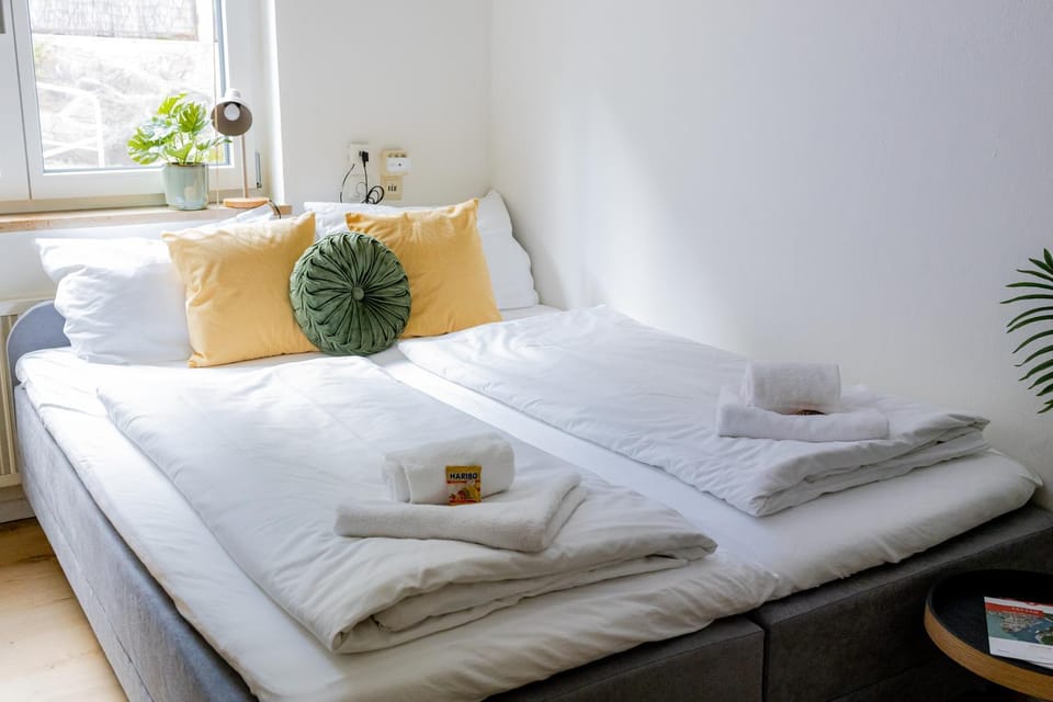 Bedroom, towels