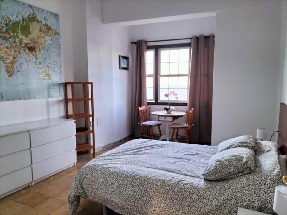 Photo of the whole room, Bedroom