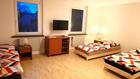 Bed, TV and multimedia, Photo of the whole room, Bedroom