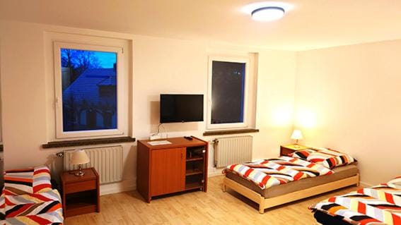 Bed, TV and multimedia, Photo of the whole room, Bedroom