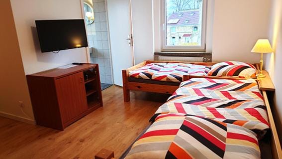 Bed, TV and multimedia, Photo of the whole room, Bedroom