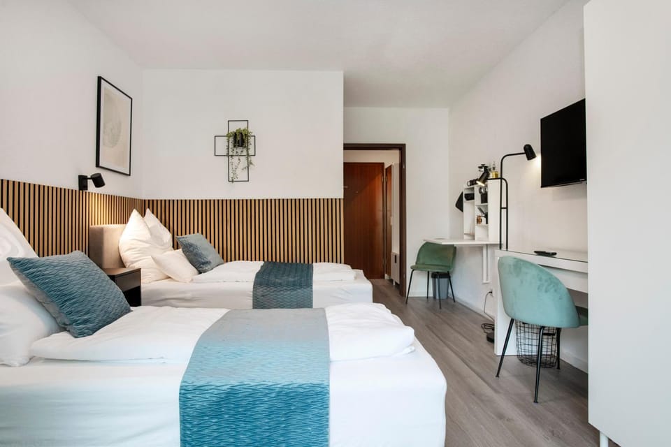 Bed, TV and multimedia, Photo of the whole room, Seating area, Bedroom