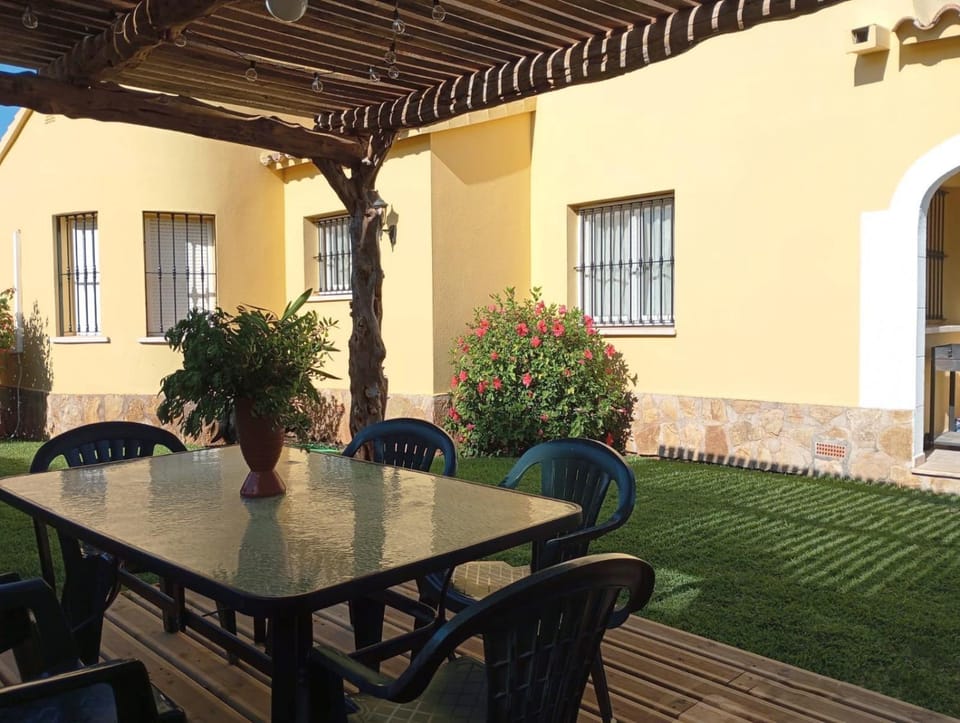 Patio, Garden, Dining area, Garden view