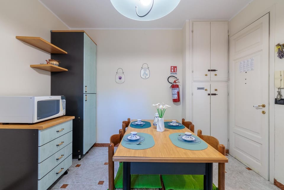 Kitchen or kitchenette, Dining area, oven, pet friendly