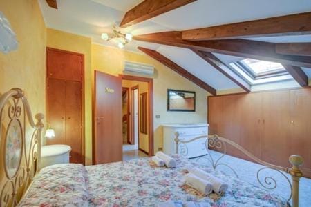 Bed, Photo of the whole room, Bedroom, wardrobe, air conditioner