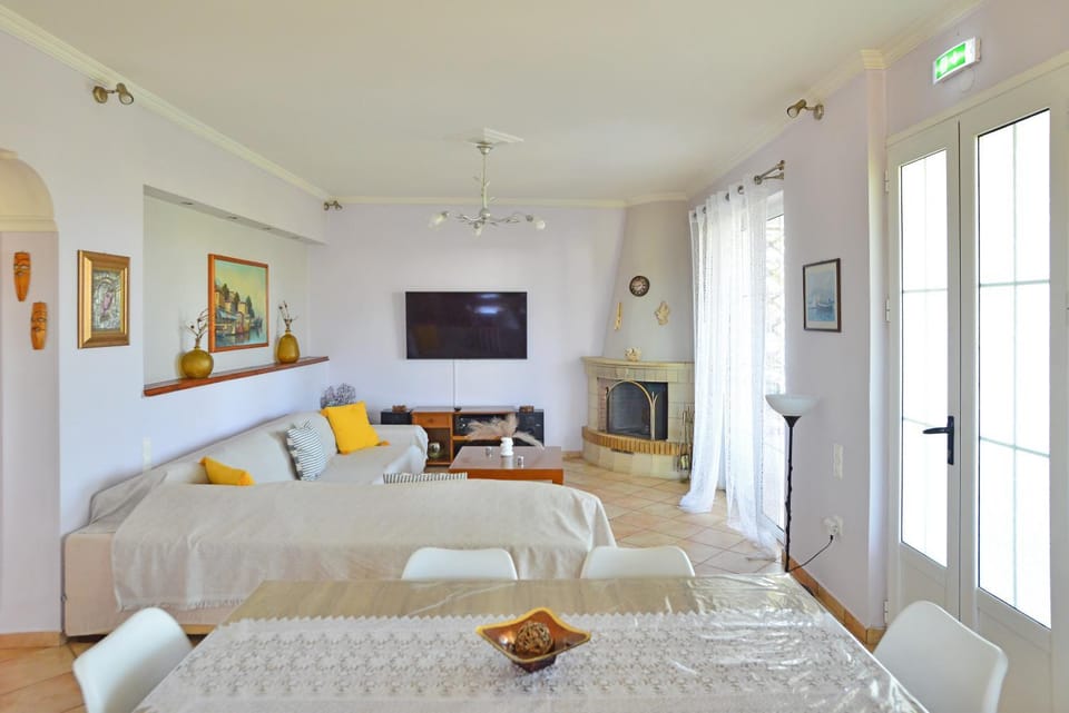 Communal lounge/ TV room, TV and multimedia, Living room, Photo of the whole room, Seating area, Evening entertainment, fireplace