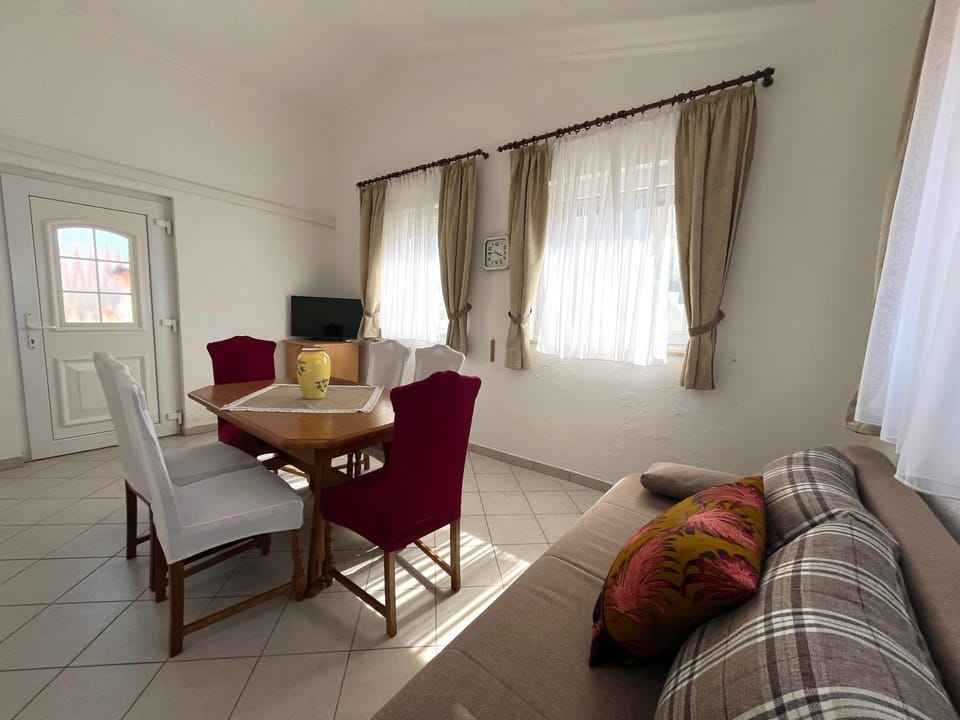 Bed, TV and multimedia, Living room, Seating area, Dining area