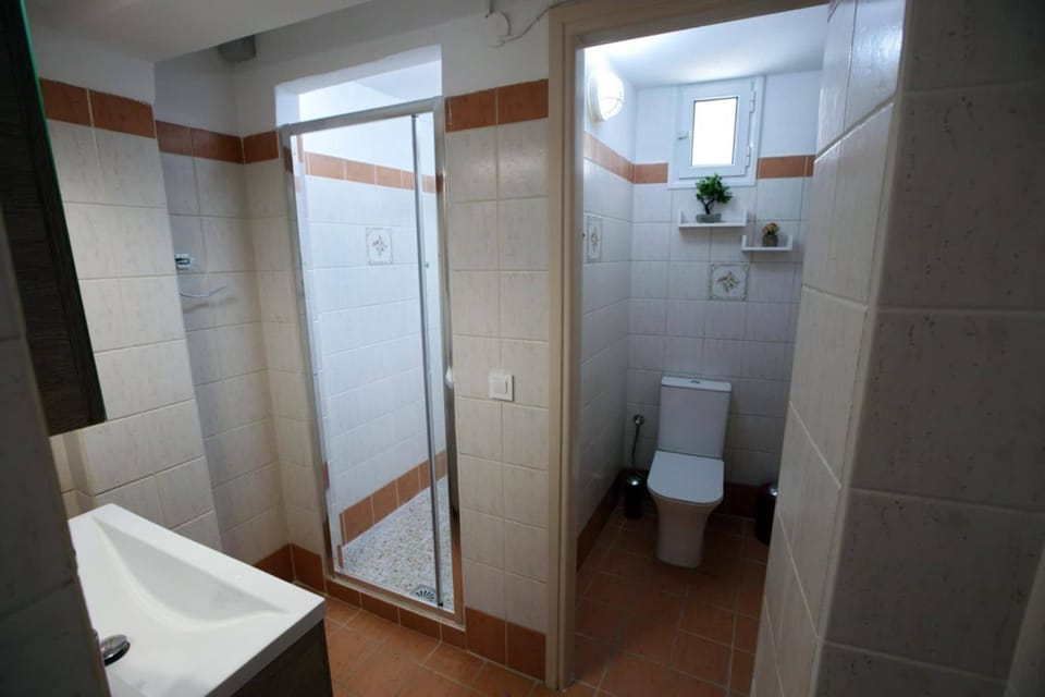 Shower, Toilet, Bathroom