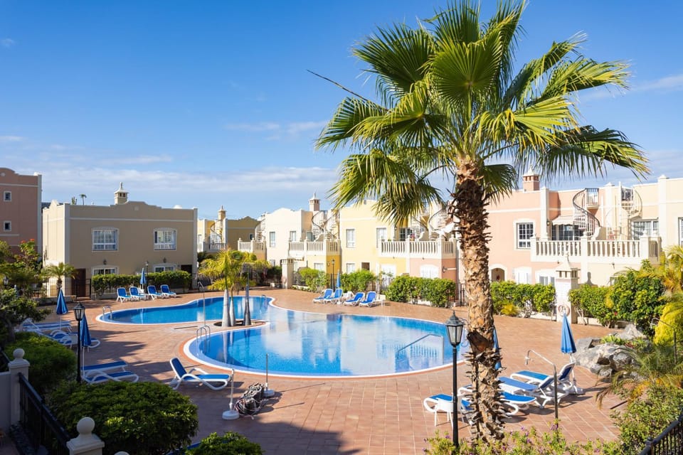 Property building, Garden, Pool view, Swimming pool, sunbed