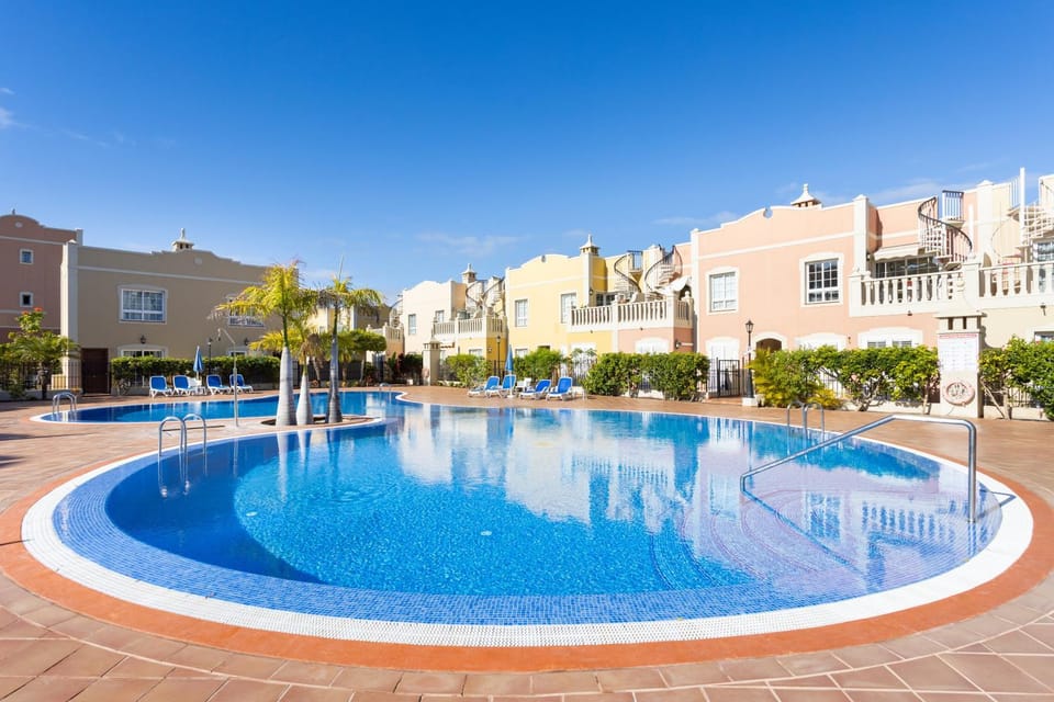 Property building, Swimming pool, sunbed