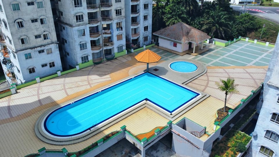 Property building, Day, Pool view, Swimming pool