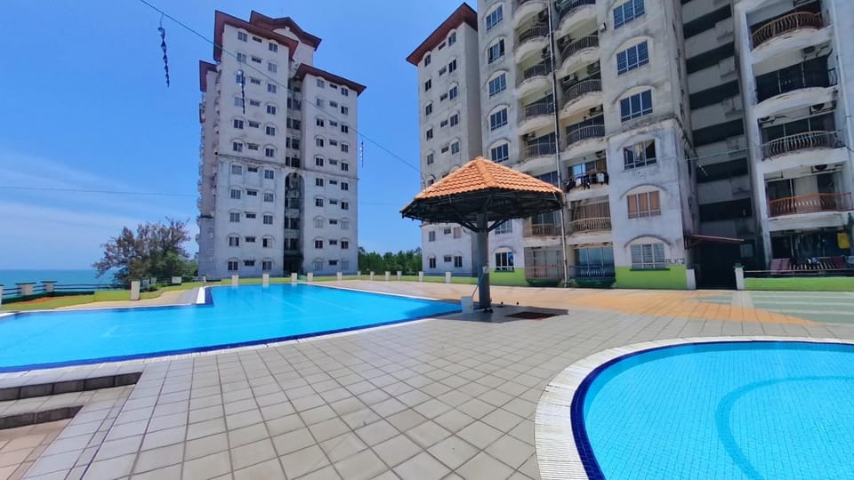 Pool view, Swimming pool, sunbed