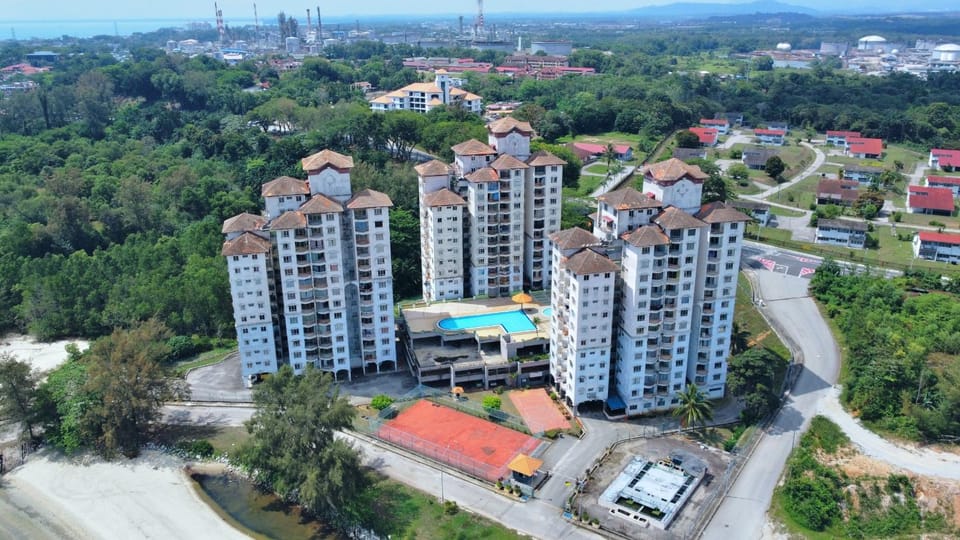 Property building, Day, Neighbourhood, Natural landscape, Bird's eye view, City view, Pool view, Street view, Swimming pool, Location
