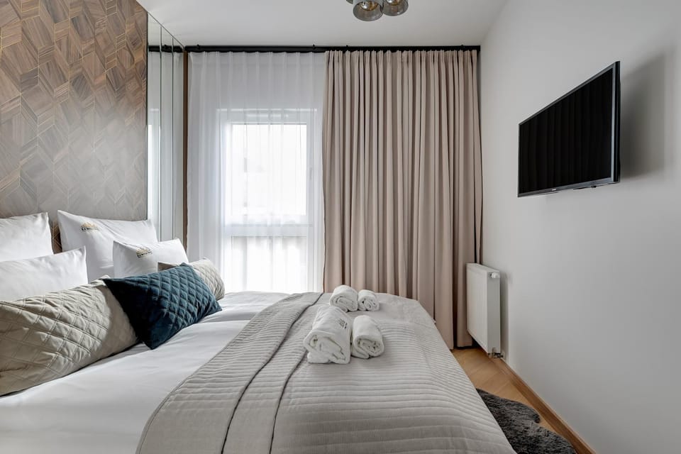 Bed, TV and multimedia, Photo of the whole room, Bedroom, towels